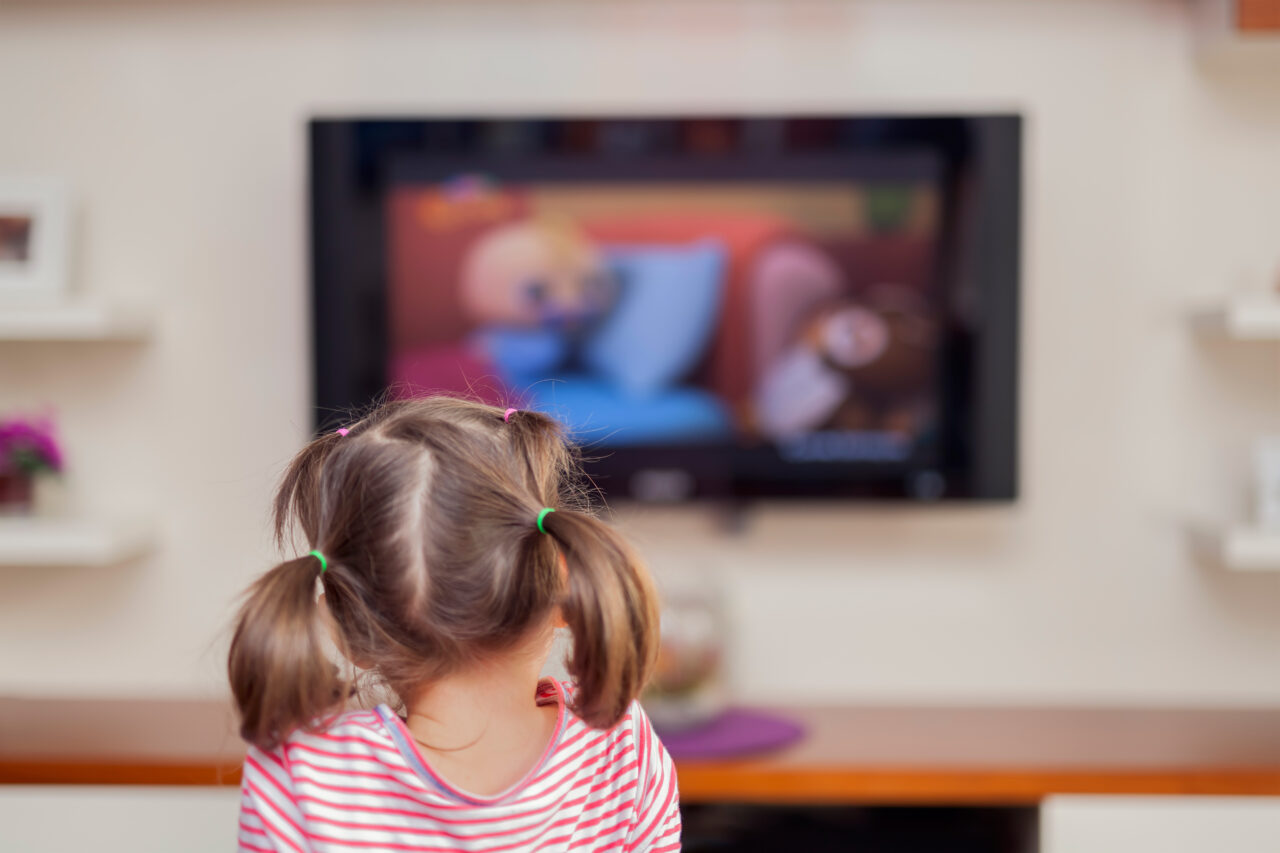 Bildnachweis: Morrowind / Shutterstock Kind vor dem TV, von hinten fotografiert